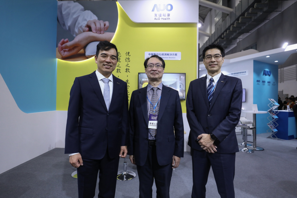 首次於醫療科技展亮相的stake耘康，捐贈數位化檢測設備與研究經費，協助衛福部國家中醫藥研究所打造中醫大數據資料庫。圖由左至右為stake光電執行長暨總經理柯富仁、衛福部國家中醫藥研究所所長蘇奕彰、stake光電智慧醫療事業群總經理廖世宏
